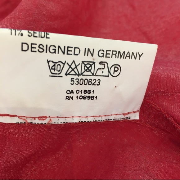 Tuzzi blouse. V-neck with elegant detail. Size 8 Deep Coral. - Picture 5 of 6